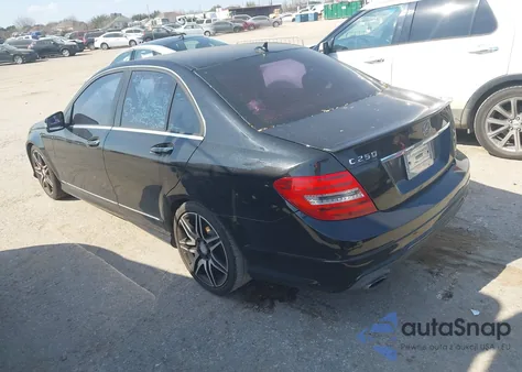 2013 Mercedes-Benz C 250 Sport z USA, uszkodzony, nr VIN WDDGF4HB5DR269905